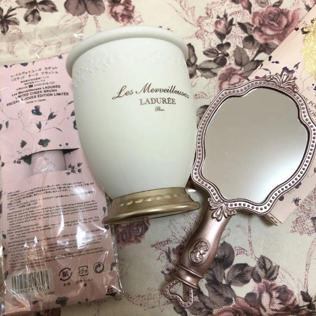 Les Merveilleuses LADUREE(レメルヴェイユーズラデュレ)のラデュレ  レメルヴェイユーズ チークブラシ ブラッシュホルダー ハンドミラー レディースのファッション小物(ミラー)の商品写真