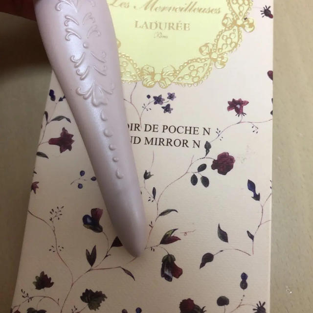 Les Merveilleuses LADUREE(レメルヴェイユーズラデュレ)のラデュレ  レメルヴェイユーズ チークブラシ ブラッシュホルダー ハンドミラー レディースのファッション小物(ミラー)の商品写真