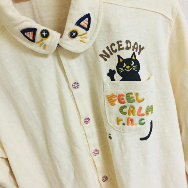 rough(ラフ)の♡ タグ無し新品未使用！オフホワイト 猫 シャツ ♡ レディースのトップス(シャツ/ブラウス(長袖/七分))の商品写真