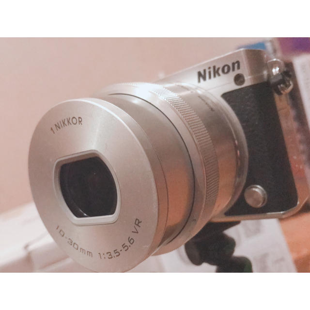 Nikon(ニコン)のNikon 1 j5 ダブルレンズキット スマホ/家電/カメラのカメラ(ミラーレス一眼)の商品写真