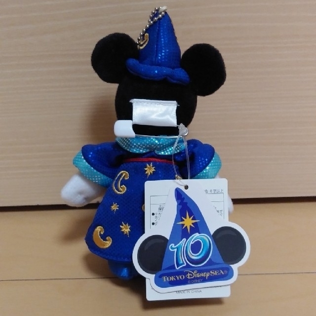 Disney(ディズニー)のディズニーシー10周年　ミッキー　バッジ付きキーチェーン エンタメ/ホビーのおもちゃ/ぬいぐるみ(キャラクターグッズ)の商品写真