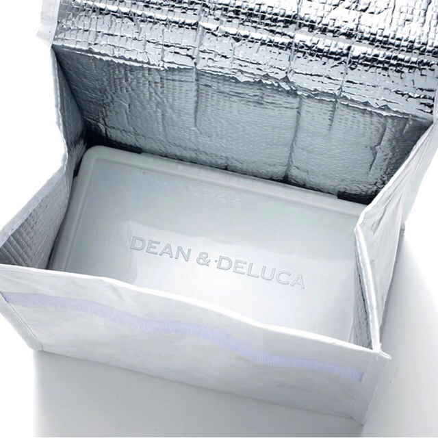 DEAN & DELUCA(ディーンアンドデルーカ)のDEAN & DELUCA ランチバッグ カフェ限定 グレー マチ付き新品 インテリア/住まい/日用品のキッチン/食器(弁当用品)の商品写真