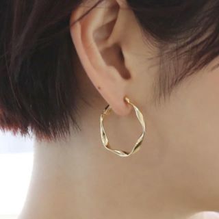 ねじれフープイヤリング  gold(イヤリング)