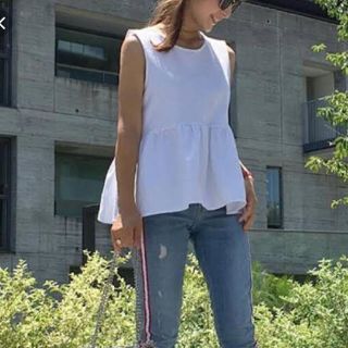 ザラ(ZARA)のZARAザラ 裾フリル トップス M ホワイト(カットソー(半袖/袖なし))