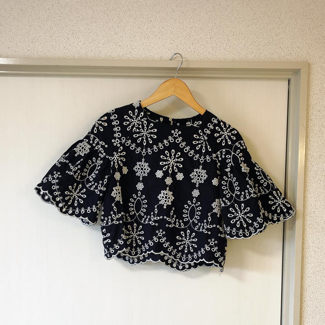 ZARA(ザラ)の刺繍ブラウス ブラック レディースのトップス(シャツ/ブラウス(半袖/袖なし))の商品写真