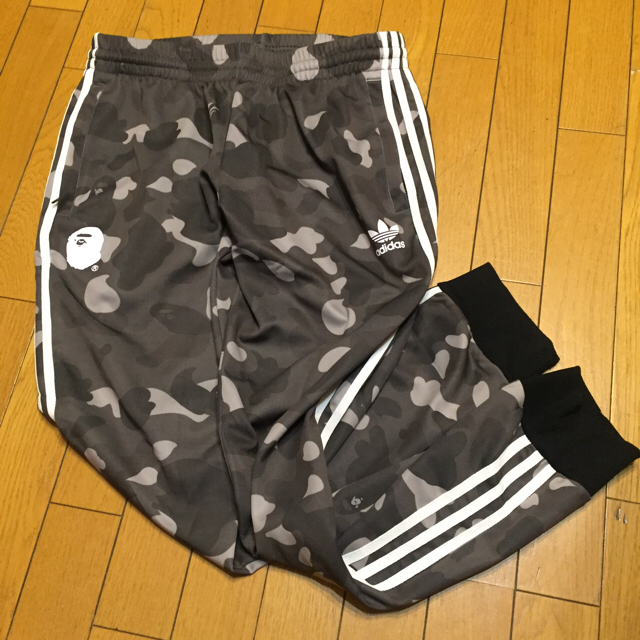 A BATHING APE(アベイシングエイプ)の[6/4まで大幅値下げ]Bape × adidas  限定カモフラトラックパンツ メンズのパンツ(ワークパンツ/カーゴパンツ)の商品写真