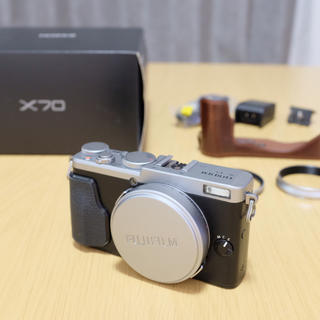 フジフイルム(富士フイルム)の富士フイルム x70 シルバー(コンパクトデジタルカメラ)
