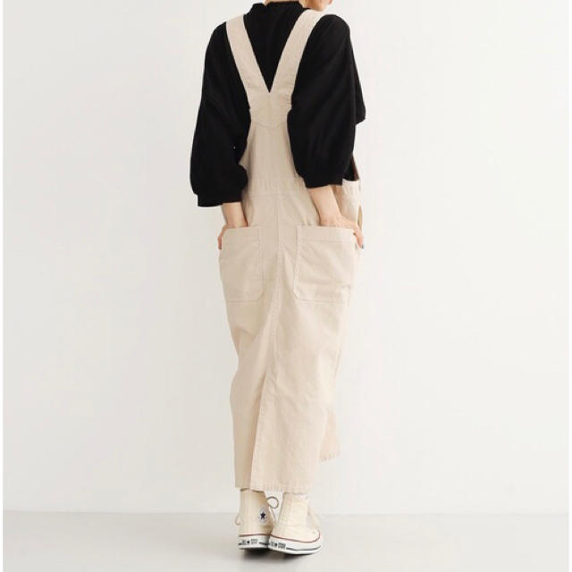 merlot(メルロー)のmerlot ステッチ配色ジャンパースカート ベージュです。 レディースのワンピース(ロングワンピース/マキシワンピース)の商品写真