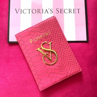 ヴィクトリアズシークレット(Victoria's Secret)のVictoria’s Secret 「新品」ピンクパスポートケース(名刺入れ/定期入れ)