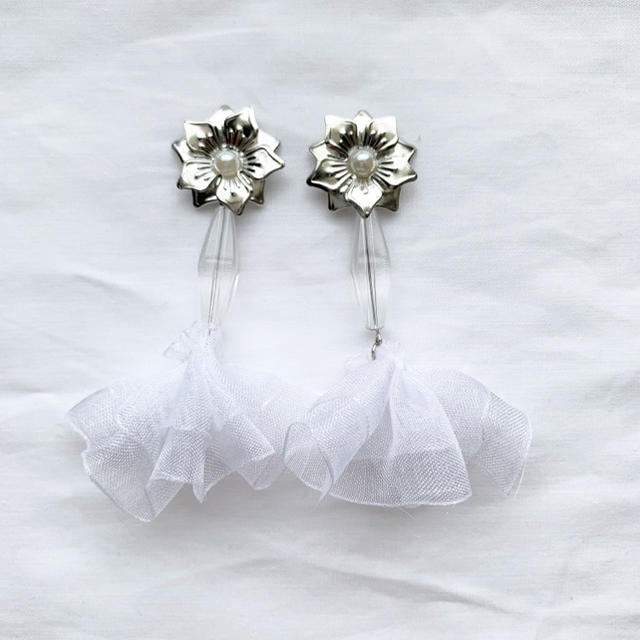 silver flower frill ハンドメイドのアクセサリー(ピアス)の商品写真