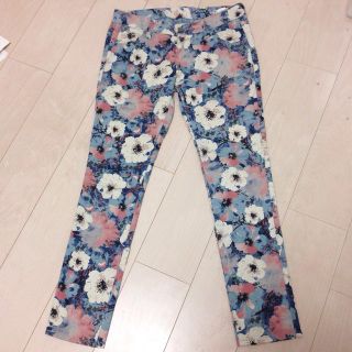 アズールバイマウジー(AZUL by moussy)のアズール 花柄 パンツ(スキニーパンツ)