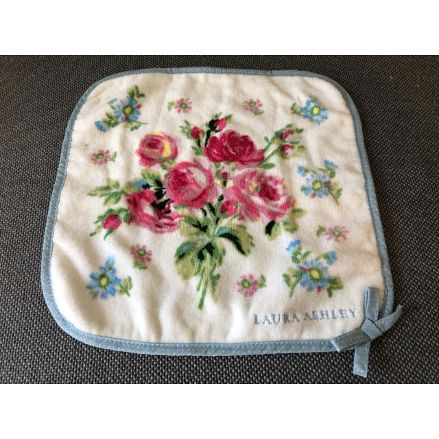 LAURA ASHLEY(ローラアシュレイ)のLAURA ASHLEY ローラアシュレイのハンドタオル レディースのファッション小物(ハンカチ)の商品写真