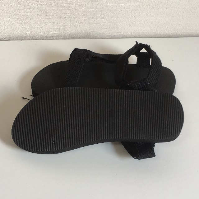 送料込 新品 ストラップサンダル 黒黒 23.5〜24cm スポーツ レディースの靴/シューズ(サンダル)の商品写真