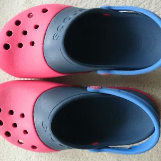 クロックス(crocs)のケケさま専用☆crocsクロックスサンダル赤×紺  サイズJ3(21㎝) 送料込(サンダル)