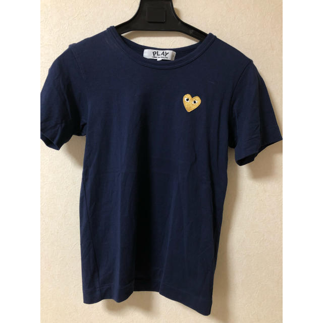 COMME des GARCONS(コムデギャルソン)のPLAY COMME des GARÇONS 紺色×金ハートTシャツ レディースのトップス(Tシャツ(半袖/袖なし))の商品写真