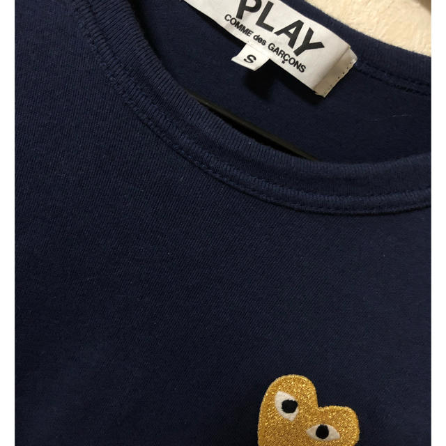 COMME des GARCONS(コムデギャルソン)のPLAY COMME des GARÇONS 紺色×金ハートTシャツ レディースのトップス(Tシャツ(半袖/袖なし))の商品写真