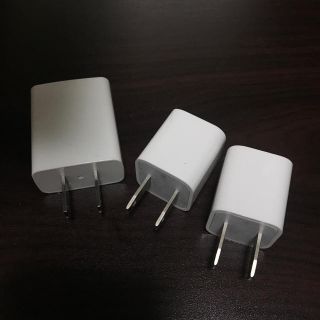 アップル(Apple)のアップル acアダプター 正規品2つとfreetelのacアダプター(バッテリー/充電器)