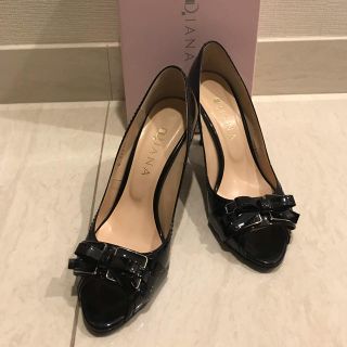 ダイアナ(DIANA)の値下げ！超美品！ダイアナDIANAオープントゥパンプス黒エナメル24cmサンダル(ハイヒール/パンプス)