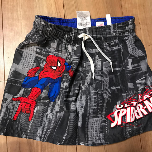 H&M(エイチアンドエム)のスパイダーマンスイムウェア110cm キッズ/ベビー/マタニティのキッズ服男の子用(90cm~)(水着)の商品写真