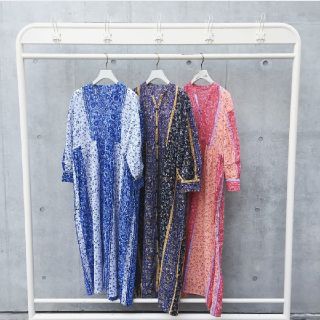 ダブルクローゼット(w closet)の即完売☆wclosetワンピース！左のブルー(ロングワンピース/マキシワンピース)