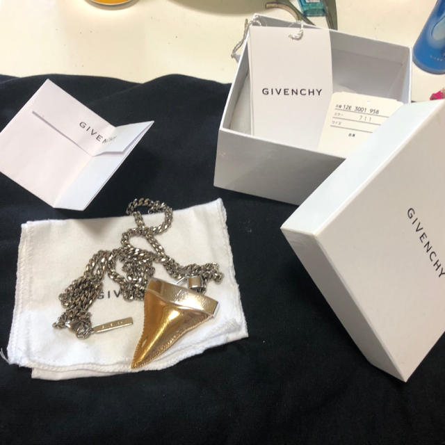 GIVENCHY シャークトゥースネックレス