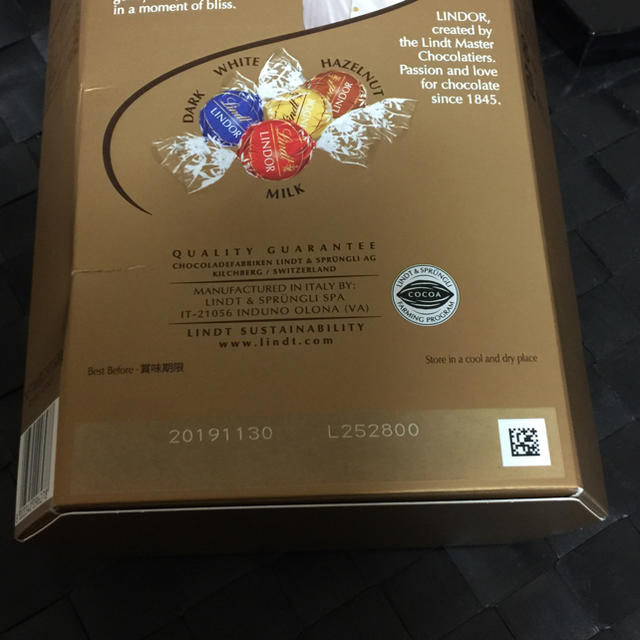 Lindt(リンツ)のLINDT LINDOR リンツ リンドール アソート600g 食品/飲料/酒の食品(菓子/デザート)の商品写真