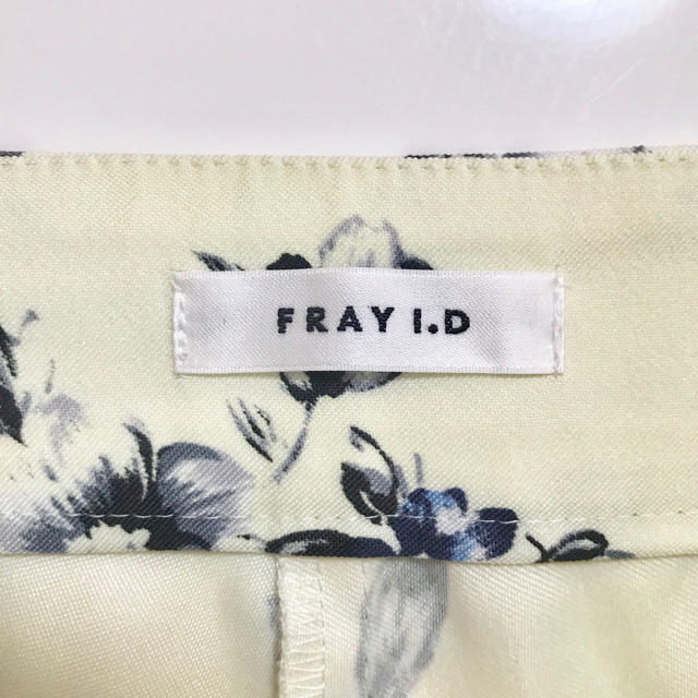 FRAY I.D(フレイアイディー)のFRAY I.D 花柄パンツ レディースのパンツ(カジュアルパンツ)の商品写真