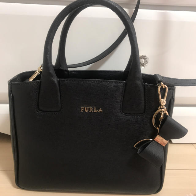 Furla(フルラ)のFURLA フルラ ブラック ハンドバッグ ショルダー リボンチャーム付き レディースのバッグ(ショルダーバッグ)の商品写真