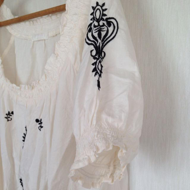 JEANASIS(ジーナシス)のジーナシス ふんわり白トップス 美品 レディースのトップス(シャツ/ブラウス(半袖/袖なし))の商品写真