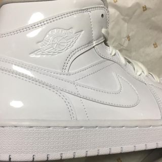 ナイキ(NIKE)のNIKE WMNS  AIR JORDAN 1 MID PATENT ホワイト(スニーカー)