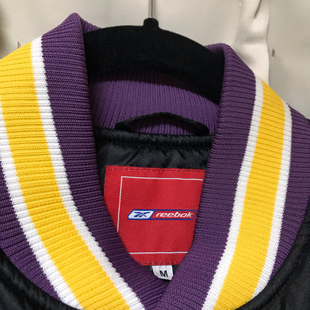 Reebok(リーボック)のきちきち様専用 Reebok スタジャン lakers レイカース  Mサイズ メンズのジャケット/アウター(ナイロンジャケット)の商品写真