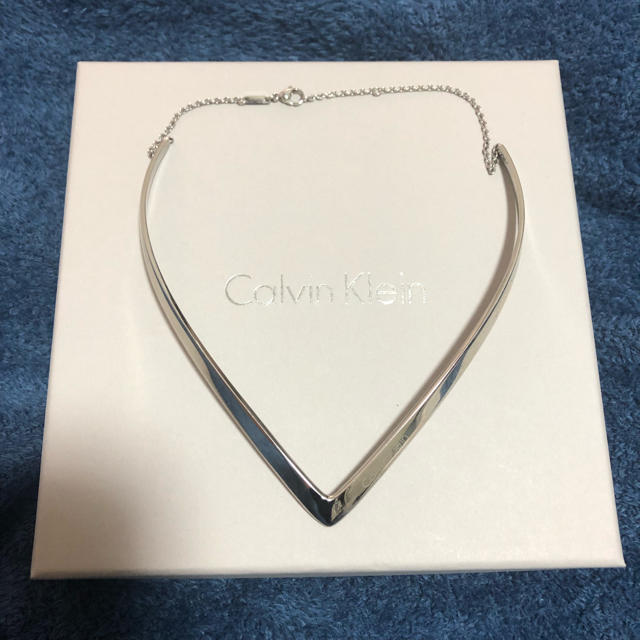 Calvin Klein(カルバンクライン)の【煮干し煮様専用】カルバンクライン☆V字チョーカー レディースのアクセサリー(ネックレス)の商品写真