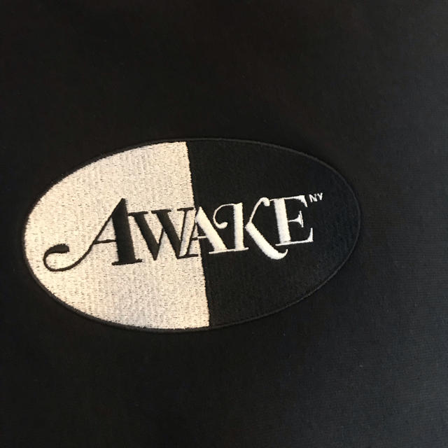 AWAKE(アウェイク)のawake ny Split Logo Patch Hoodie XLサイズ メンズのトップス(パーカー)の商品写真