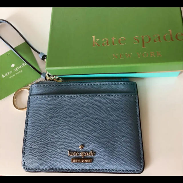 kate spade new york(ケイトスペードニューヨーク)のケイトスペード NY キーチェーン付き パスケース   ブルー レディースのファッション小物(名刺入れ/定期入れ)の商品写真