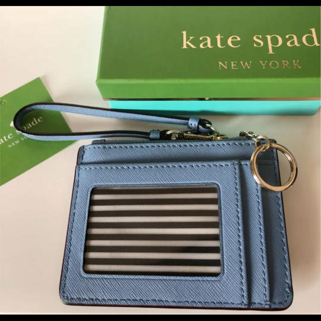 kate spade new york(ケイトスペードニューヨーク)のケイトスペード NY キーチェーン付き パスケース   ブルー レディースのファッション小物(名刺入れ/定期入れ)の商品写真