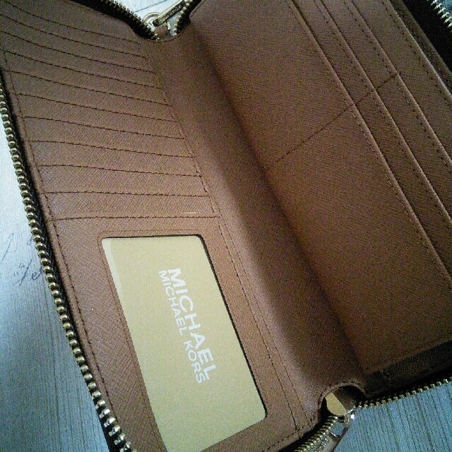 Michael Kors(マイケルコース)のマイケルコース 大容量カードケース  長財布  茶色 レディースのファッション小物(財布)の商品写真
