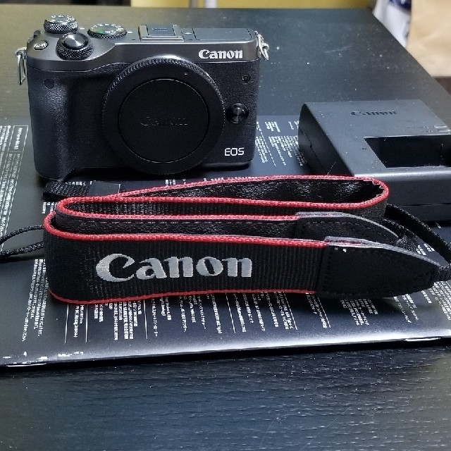 キヤノン　canon eos m6 超美品　カメラ　sdカード付
