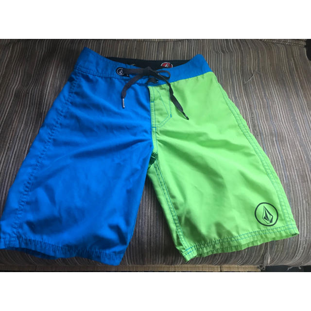 volcom(ボルコム)のオリーブ様専用 ボルコム 水着 海パン  キッズ/ベビー/マタニティのキッズ服男の子用(90cm~)(水着)の商品写真