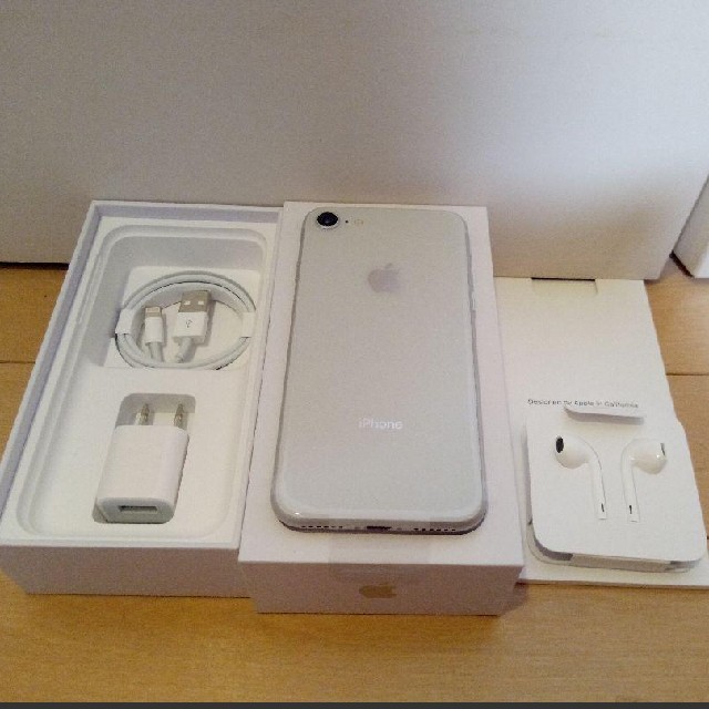 【値下げ】【新品未使用】iPhone8本体64G　SIMフリー　白ホワイトスマホ/家電/カメラ