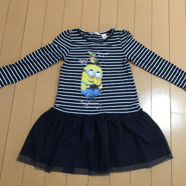 H&M(エイチアンドエム)の御値下げ！ミニオンワンピース110 キッズ/ベビー/マタニティのキッズ服女の子用(90cm~)(ワンピース)の商品写真