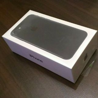 アイフォーン(iPhone)の【新品未開封】iPhone7 32GB ブラック　SIMロック解除済(スマートフォン本体)