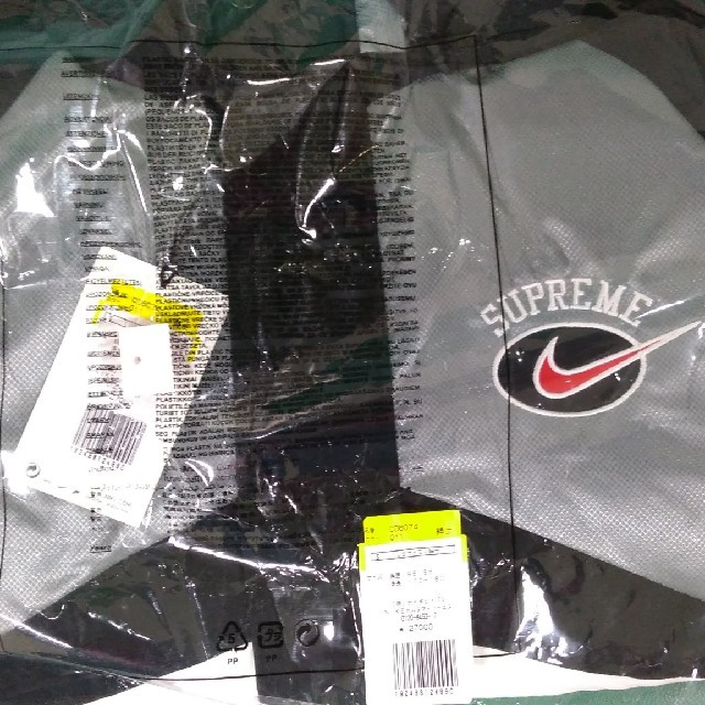 Supreme(シュプリーム)の期間限定値下げ　Supreme Nike Sport Jacket シルバー メンズのジャケット/アウター(ナイロンジャケット)の商品写真