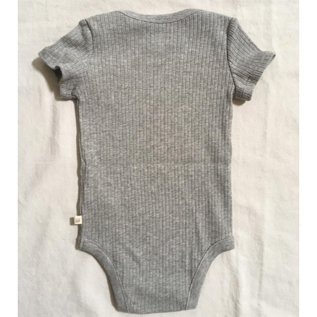 babyGAP(ベビーギャップ)の『新品』babyGap オーガニックコットン リブ半袖ボディ 70㎝サイズ キッズ/ベビー/マタニティのベビー服(~85cm)(肌着/下着)の商品写真