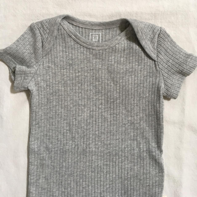 babyGAP(ベビーギャップ)の『新品』babyGap オーガニックコットン リブ半袖ボディ 70㎝サイズ キッズ/ベビー/マタニティのベビー服(~85cm)(肌着/下着)の商品写真