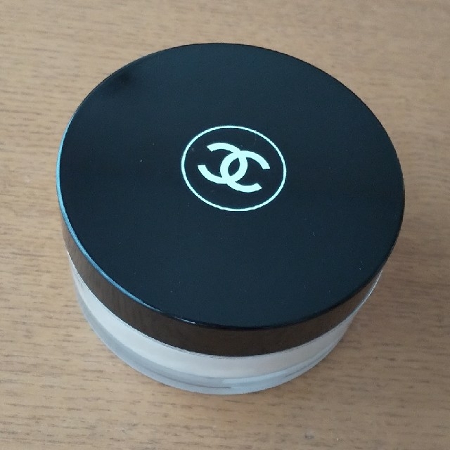 CHANEL(シャネル)のプードゥルユニヴェルセルリーブル クレール コスメ/美容のベースメイク/化粧品(フェイスパウダー)の商品写真