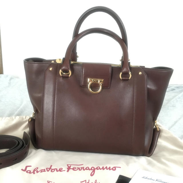 大人気 未使用に近い☆salvatore ferragamo ハンドバッグ ロゴ金具