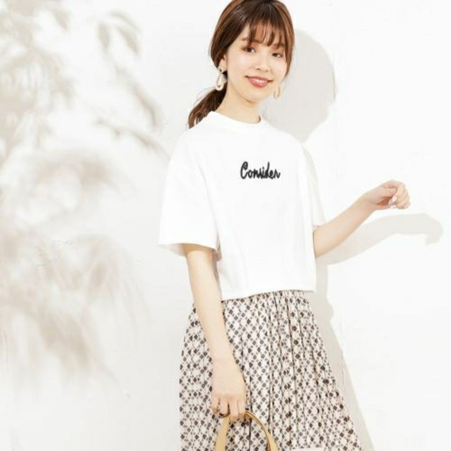 natural couture(ナチュラルクチュール)の5／31～6／2限定セール・ぷっくりロゴ刺繍ショートTシャツ レディースのトップス(Tシャツ(半袖/袖なし))の商品写真