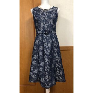 ローラアシュレイ(LAURA ASHLEY)のローラアシュレイ【新品】紺色💐シルバーフラワーのワンピース(ひざ丈ワンピース)