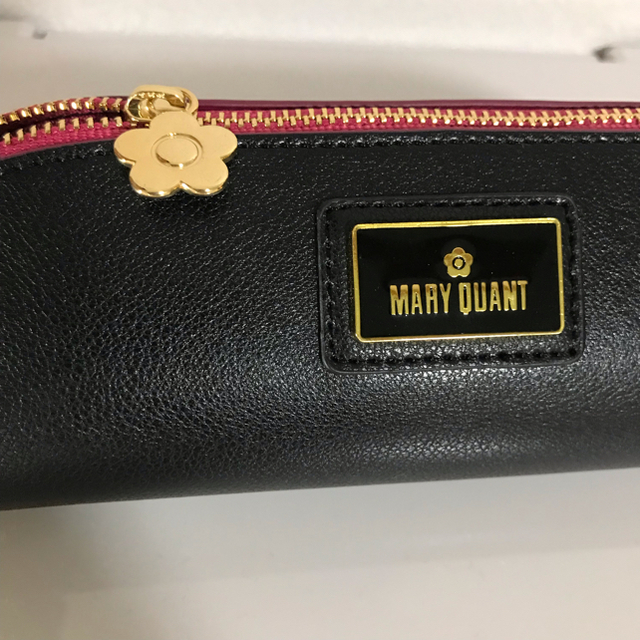 MARY QUANT(マリークワント)のMARY QUANT Wフェイス2  ラウンドペンケース（ブラック×ピンク） インテリア/住まい/日用品の文房具(ペンケース/筆箱)の商品写真