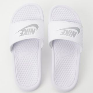 ナイキ(NIKE)の
希少廃盤プラチナホワイトチェック!ナイキベナッシ新品シャワーサンダル白


(サンダル)